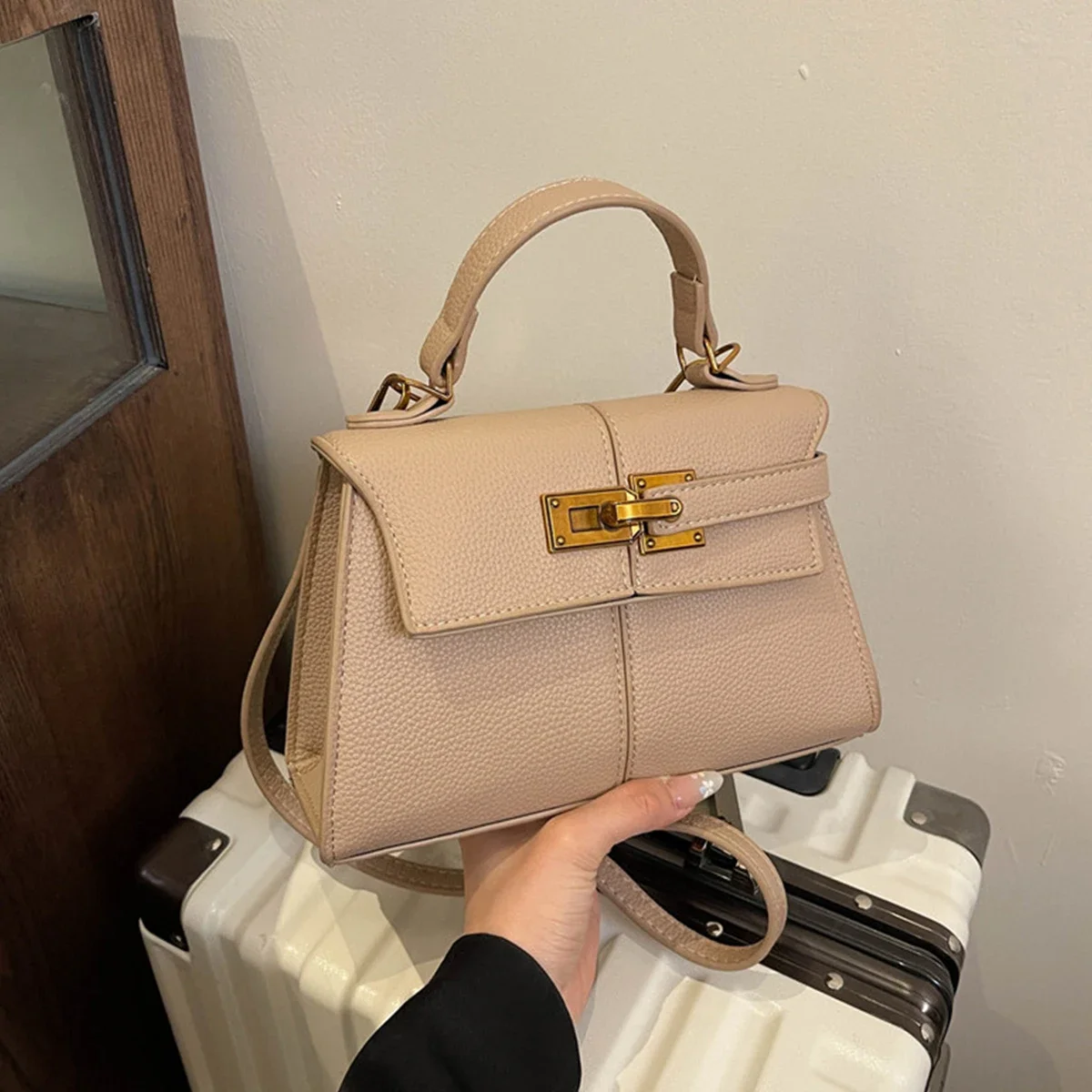 Women's Vintage PU Leather Crossbody Bag Retro Square Shoulder Bag Detachable Strap Decorative Clasp Work Daily Essential
Women's Vintage PU Leather Crossbody Bag Retro Square Shoulder Bag Detachable Strap Decorative Clasp Work Daily Essential