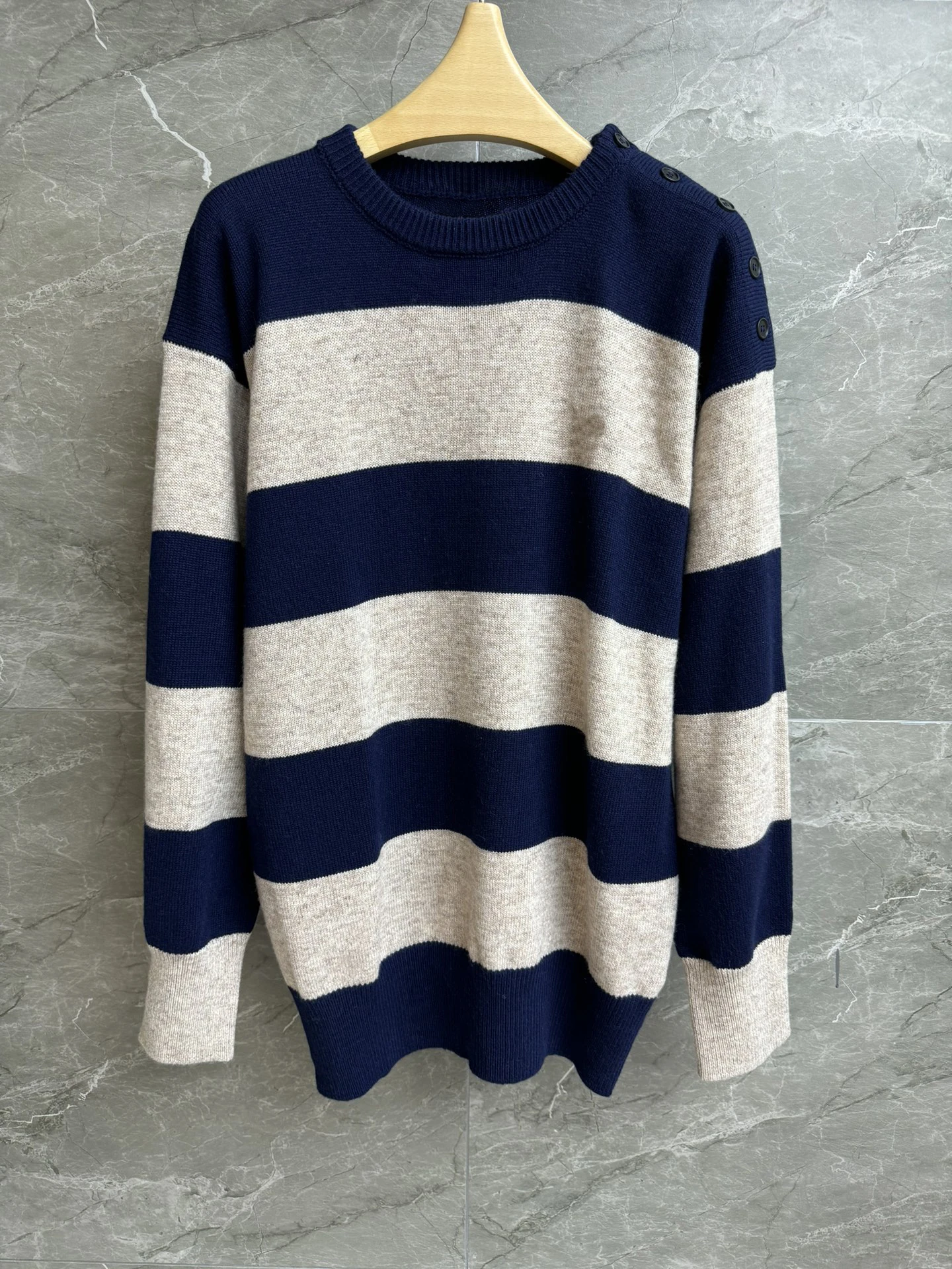 Premium wool sweater - classic round neck, figure-flattering, cloud-soft comfort. 2025 summer women's new hot
Premium wool sweater - classic round neck, figure-flattering, cloud-soft comfort. 2025 summer women's new hot