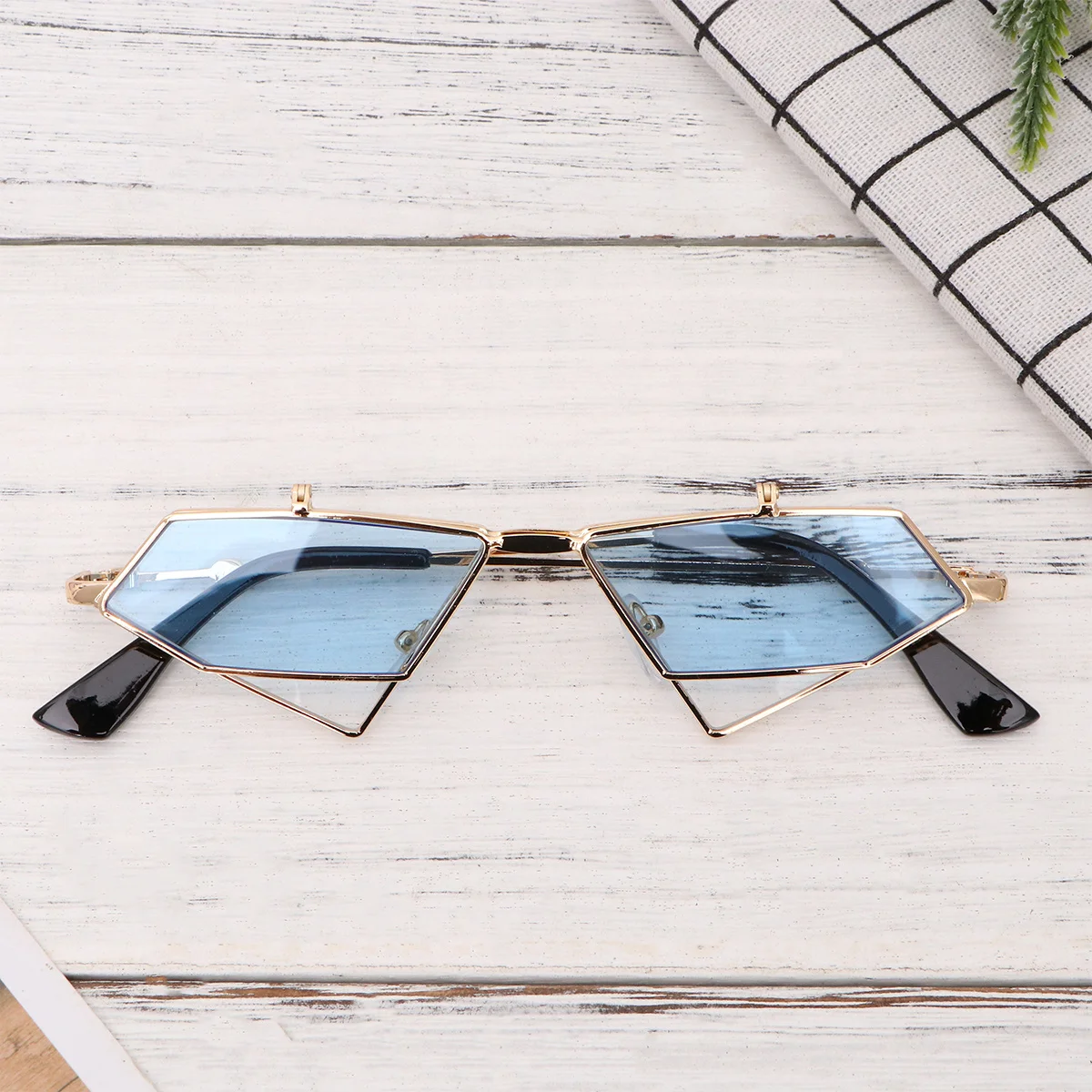 Punk Style Eyeglasses Blue Golden Frame Cat Eye Sunglasses Fashion Accessories Outdoor Party Lightweight Durable Sun Glasses 
Punk Style Eyeglasses Blue Golden Frame Cat Eye Sunglasses Fashion Accessories Outdoor Party Lightweight Durable Sun Glasses