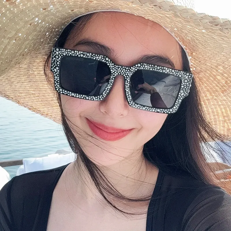 Sparkling Rhinestone Studded Square Sunglasses for Women Glamorous Starry Night Design UV Protection Fashion Eyewear
Sparkling Rhinestone Studded Square Sunglasses for Women Glamorous Starry Night Design UV Protection Fashion Eyewear