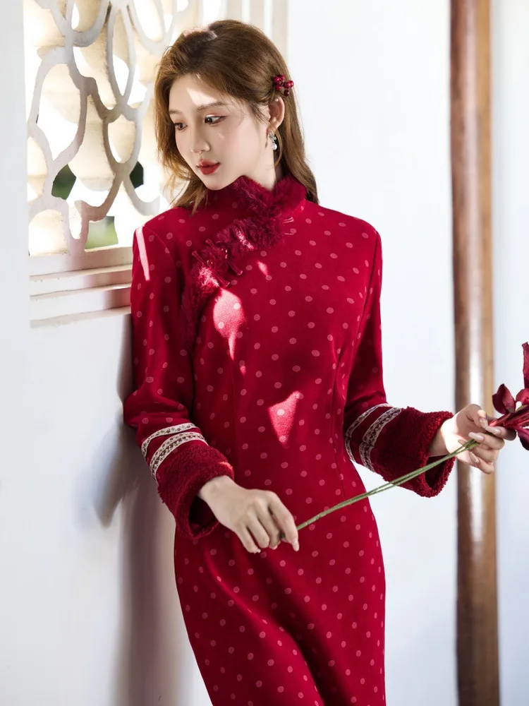 Утепленное длинное бархатное ципао с длинными рукавами для осени и зимы, художественно декорированное, традиционное китайское длинное платье для женщин
Утепленное длинное бархатное ципао с длинными рукавами для осени и зимы, художественно декорированное, традиционное китайское длинное платье для женщин