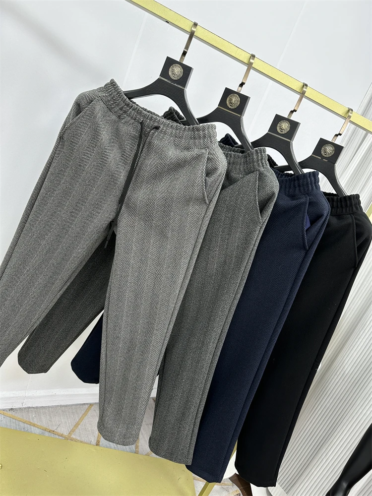 Модные городские шерстяные повседневные брюки с эластичным поясом, осенне-зимняя новинка, облегающие, струящиеся, универсальные мужские прямые брюки
Модные городские шерстяные повседневные брюки с эластичным поясом, осенне-зимняя новинка, облегающие, струящиеся, универсальные мужские прямые брюки