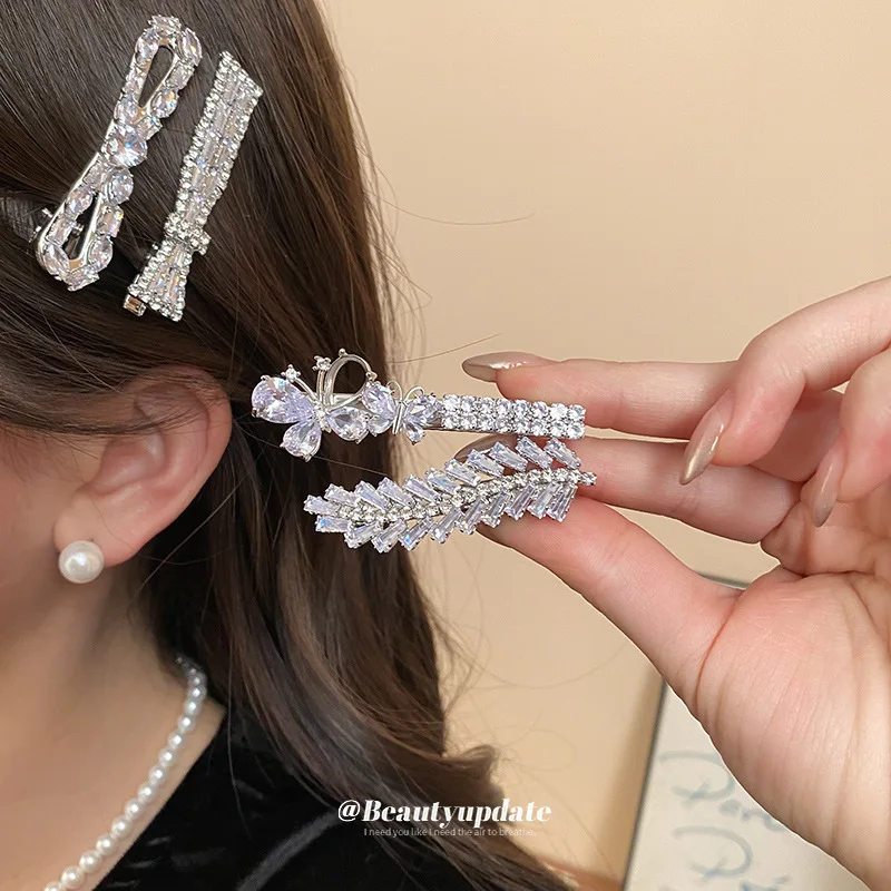 Zircon Bow Hair Clip, High-end and Exquisite Minimalist Headwear, Light Luxury Versatile and Elegant Hair Accessory Holiday Gift
Zircon Bow Hair Clip, High-end and Exquisite Minimalist Headwear, Light Luxury Versatile and Elegant Hair Accessory Holiday Gift