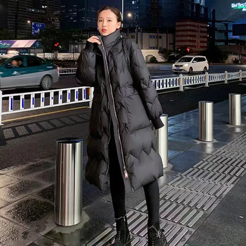 Новая зимняя пуховая куртка с хлопковой подкладкой, женская свободная куртка средней длины большого размера с утолщенным воротником-стойкой, однотонное пальто в корейском стиле
Новая зимняя пуховая куртка с хлопковой подкладкой, женская свободная куртка средней длины большого размера с утолщенным воротником-стойкой, однотонное пальто в корейском стиле