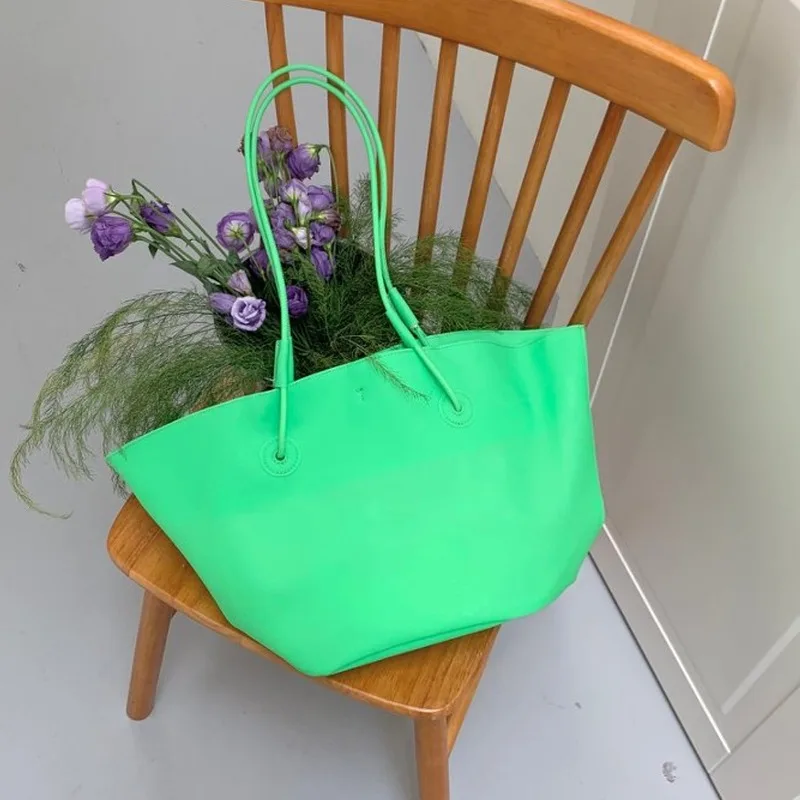 Large-capacity Jelly Bag 2026 New Semi-glossy Transparent Women's Shoulder Bag for Summer PVC Tote Large Capacity Beach Bag
Large-capacity Jelly Bag 2026 New Semi-glossy Transparent Women's Shoulder Bag for Summer PVC Tote Large Capacity Beach Bag