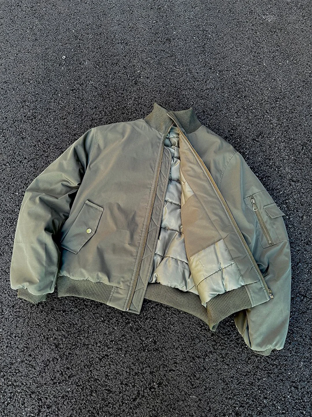 Мужская зимняя куртка-бомбер с высоким воротником, утепленная, повседневная, в американском ретро-стиле, бейсбольная куртка из полиэфирного волокна, длинная, теплая
Мужская зимняя куртка-бомбер с высоким воротником, утепленная, повседневная, в американском ретро-стиле, бейсбольная куртка из полиэфирного волокна, длинная, теплая