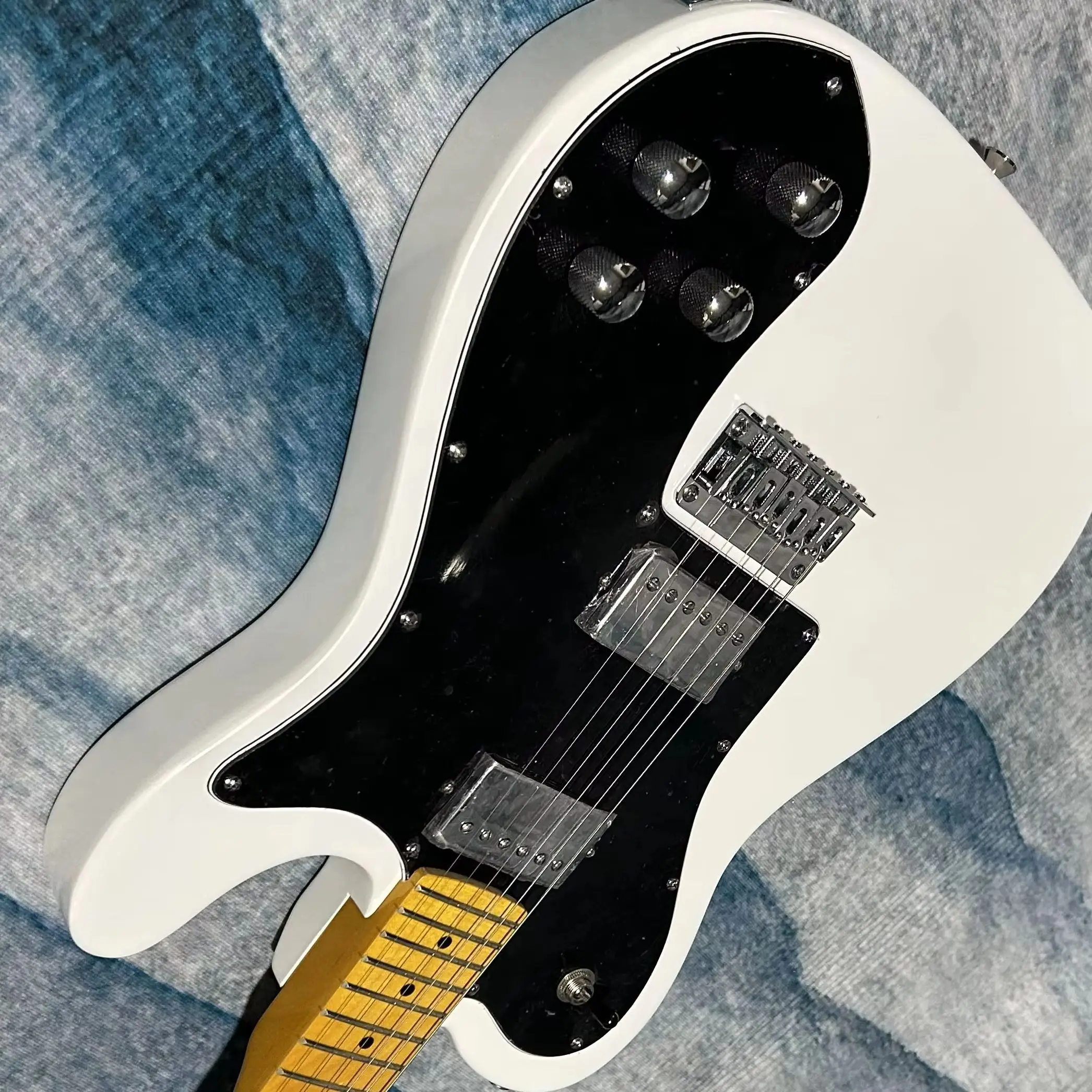 Hot Sale Electric Guitars White Color Big Headstock Maple Fretboard Mahogany Body
Hot Sale Electric Guitars White Color Big Headstock Maple Fretboard Mahogany Body