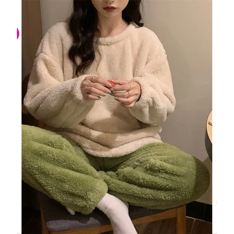 Korean Version of Round Neck Pajamas Female Plush Two-piece Set Young Beautiful Set of Home Clothes Lazy Winter Can Be Worn 2025
Korean Version of Round Neck Pajamas Female Plush Two-piece Set Young Beautiful Set of Home Clothes Lazy Winter Can Be Worn 2025