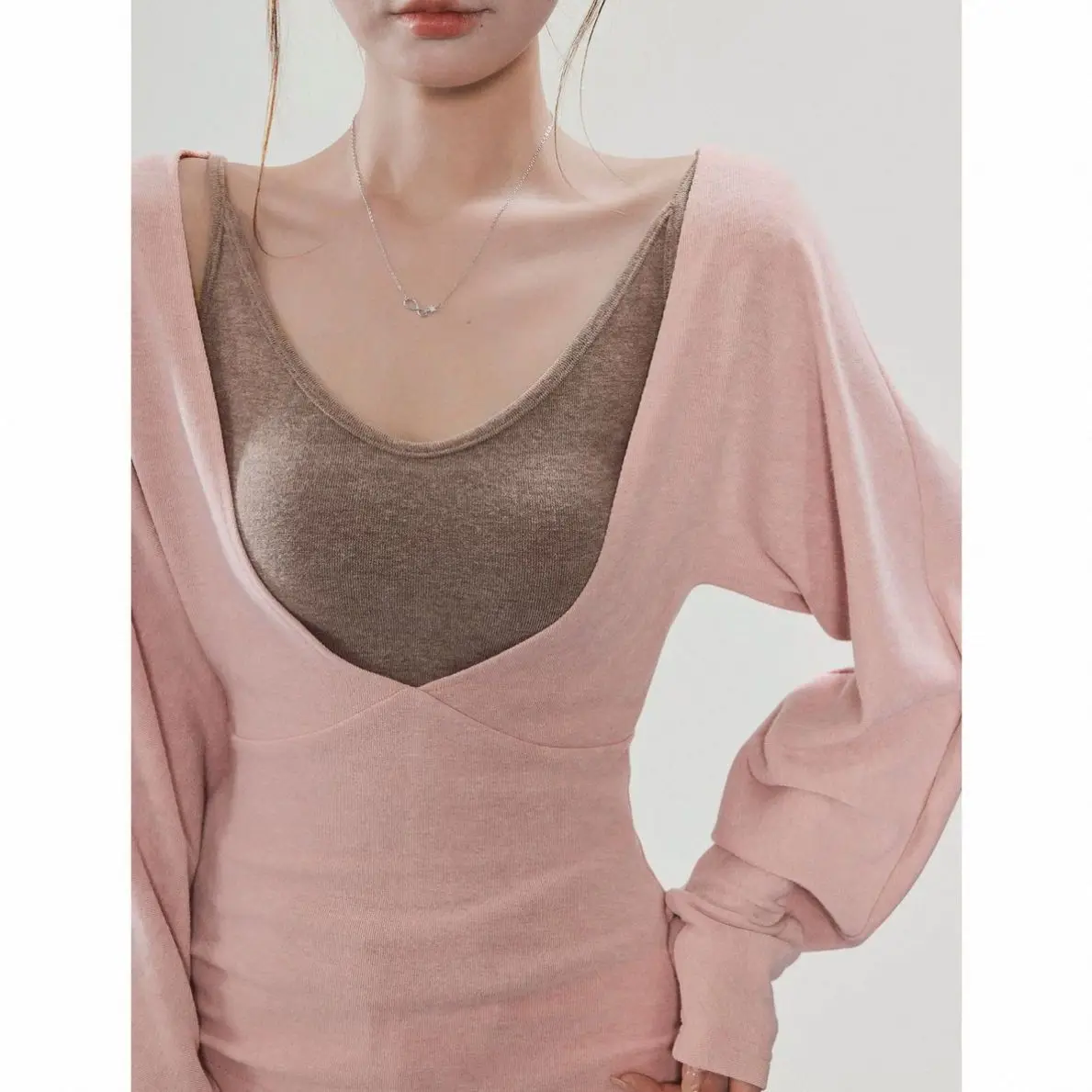 Two-piece Retro Early Autumn Knitted Sweater for Women's 2026 New Waist and Thin Bottom Top
Two-piece Retro Early Autumn Knitted Sweater for Women's 2026 New Waist and Thin Bottom Top