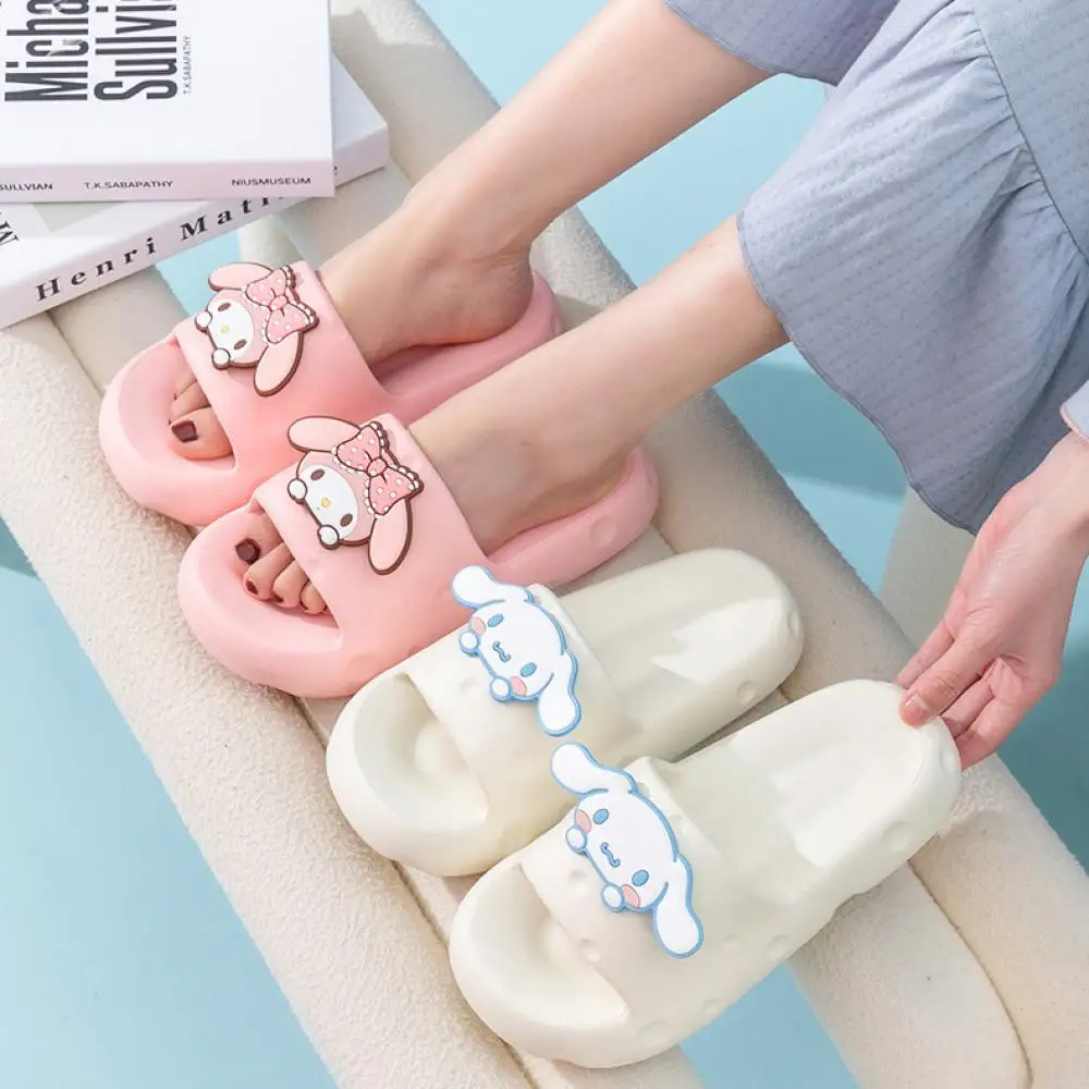 Тапочки Cinnamoroll с героями мультфильмов Kuromi Sanrios Kawaii, милые аниме, летние студенческие домашние тапочки для ванной комнаты, нескользящие сандалии для девочек 
Тапочки Cinnamoroll с героями мультфильмов Kuromi Sanrios Kawaii, милые аниме, летние студенческие домашние тапочки для ванной комнаты, нескользящие сандалии для девочек