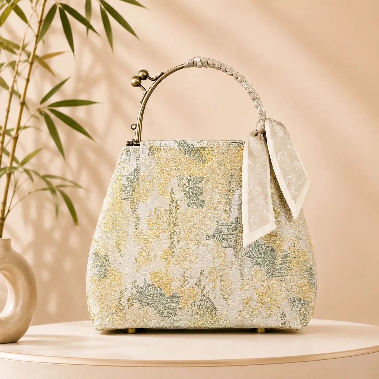New Chinese Style Cheongsam Evening Bags for Women Vintage Print Antique Gold Handle Handbags Clutch Prom Party Shoulder Bags
New Chinese Style Cheongsam Evening Bags for Women Vintage Print Antique Gold Handle Handbags Clutch Prom Party Shoulder Bags