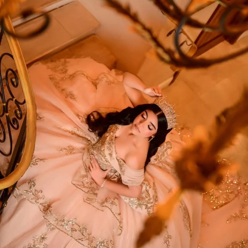 Блестящие светлые платья Quinceanera по индивидуальному заказу, с открытыми плечами, аппликация с блестками, многослойный бант, Vestido De 15, Quinceanera
Блестящие светлые платья Quinceanera по индивидуальному заказу, с открытыми плечами, аппликация с блестками, многослойный бант, Vestido De 15, Quinceanera