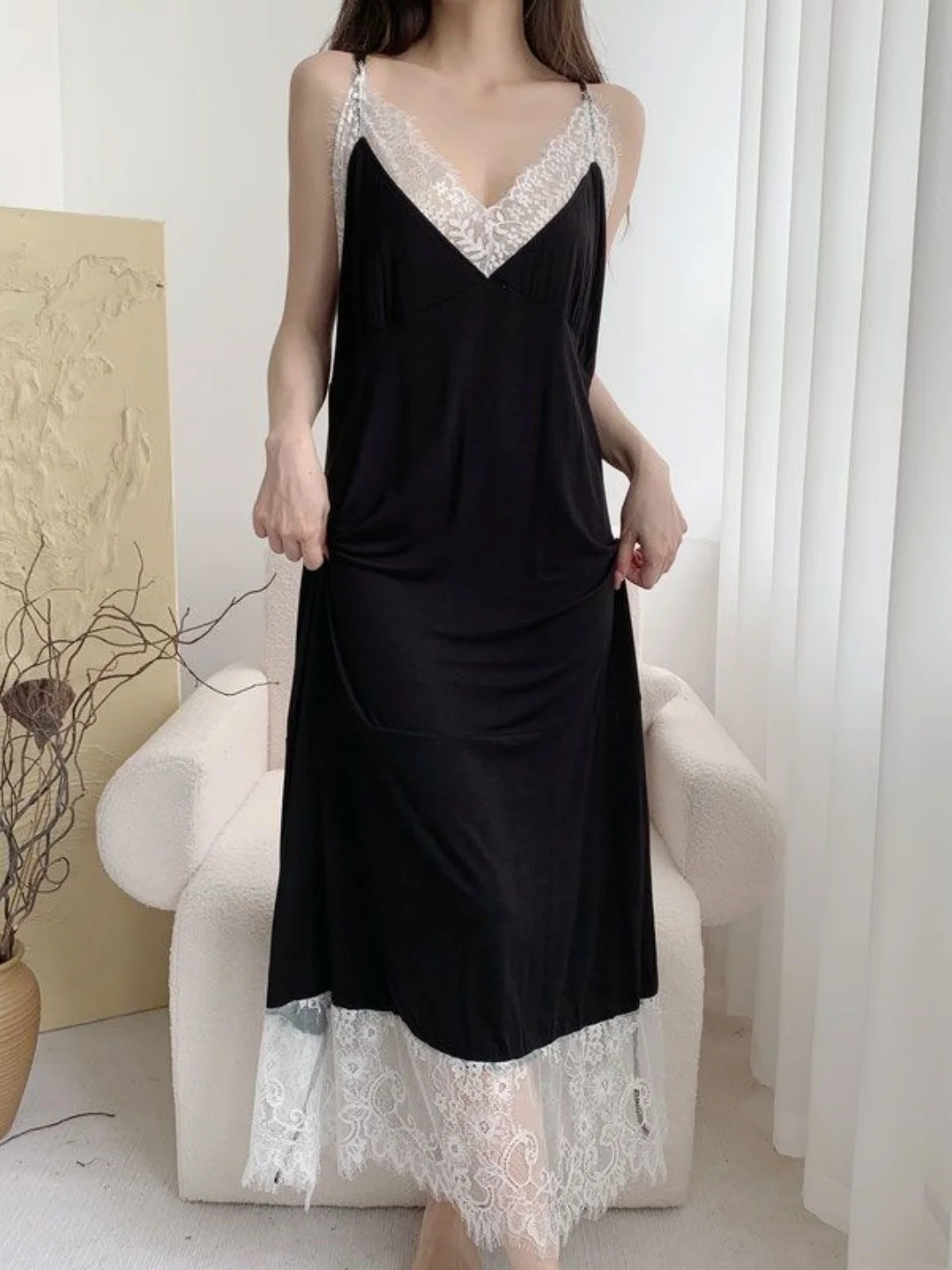 Sexy Lace Patchwork V-Neck Long Sleepwear Black Slimming Pure Desire Home Clothes Large Size 300 Pounds Strap Nightgown
Sexy Lace Patchwork V-Neck Long Sleepwear Black Slimming Pure Desire Home Clothes Large Size 300 Pounds Strap Nightgown
