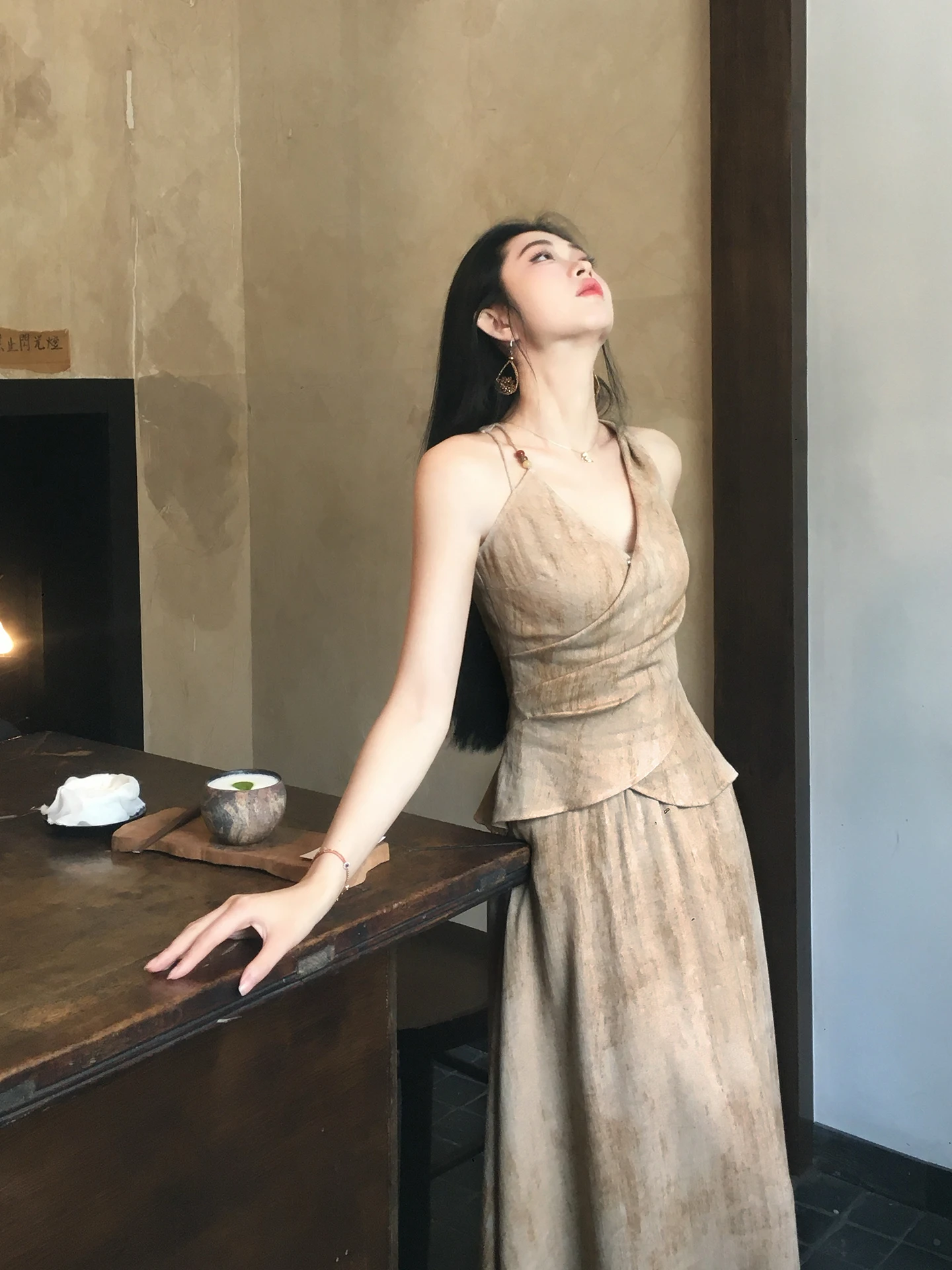 Lingshan Zhihe New Chinese Wasteland Style Linen Set Women's Spring Summer Hanging Neck Strap Top Half Skirt Fashion Set
Lingshan Zhihe New Chinese Wasteland Style Linen Set Women's Spring Summer Hanging Neck Strap Top Half Skirt Fashion Set