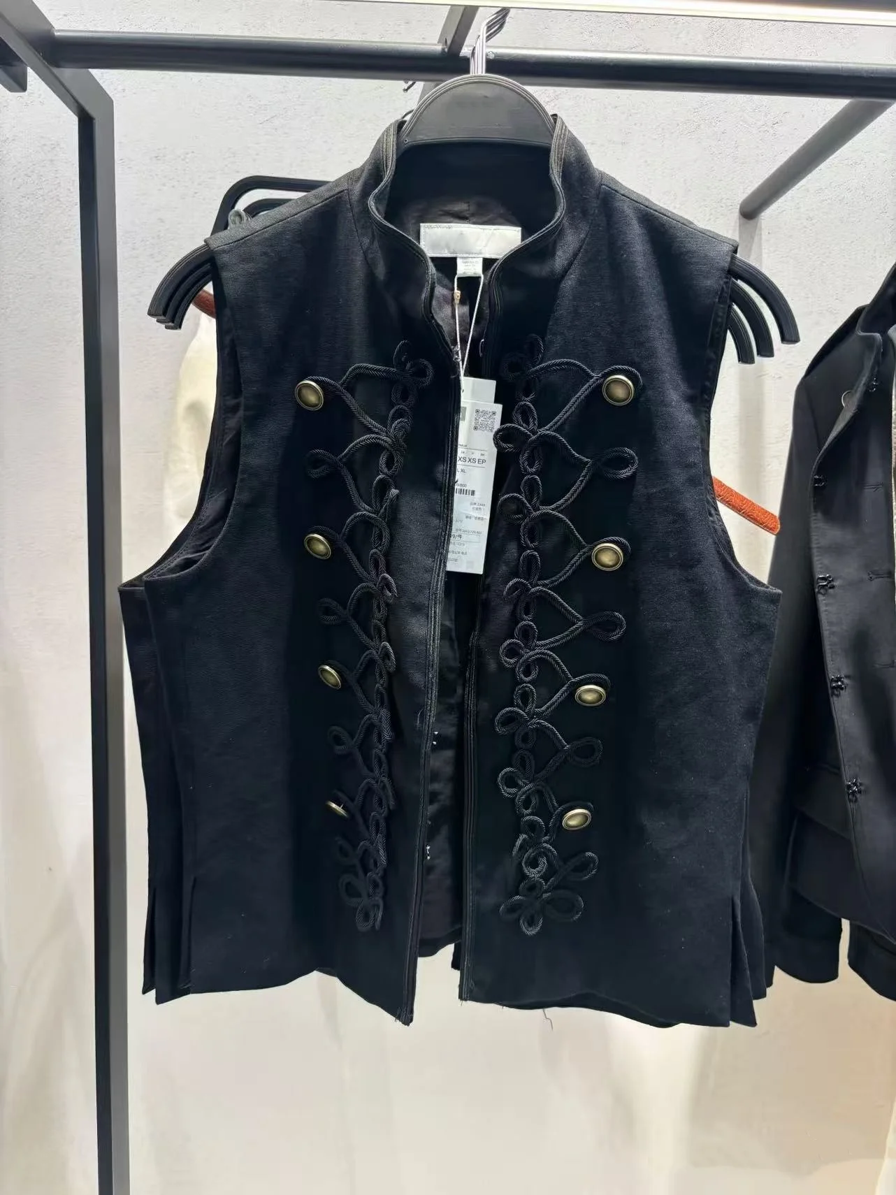 New 2026 Summer Chinese Style Retro Sleeveless Stand Collar Rope Knot Decorated Slim Fit Vest Tank Top Women's Fashion
New 2026 Summer Chinese Style Retro Sleeveless Stand Collar Rope Knot Decorated Slim Fit Vest Tank Top Women's Fashion
