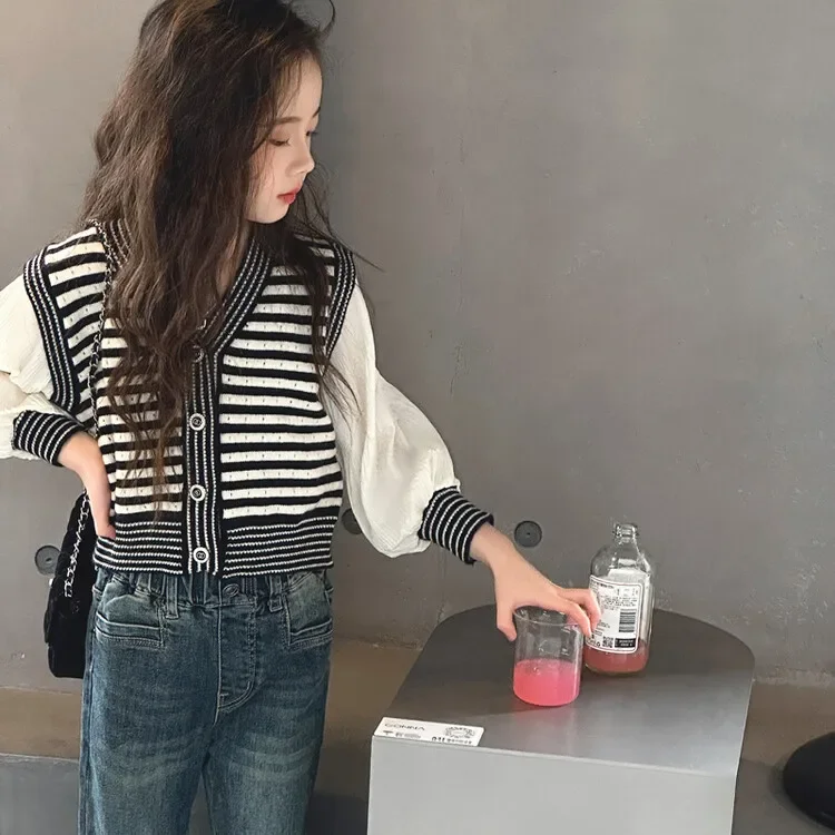 Girls Sweater Autumn Vacation Two Striped Knitwear 2024 New Fashion V-neck Girls Casual Cardigan Sweater Korean Simple Style
Girls Sweater Autumn Vacation Two Striped Knitwear 2024 New Fashion V-neck Girls Casual Cardigan Sweater Korean Simple Style