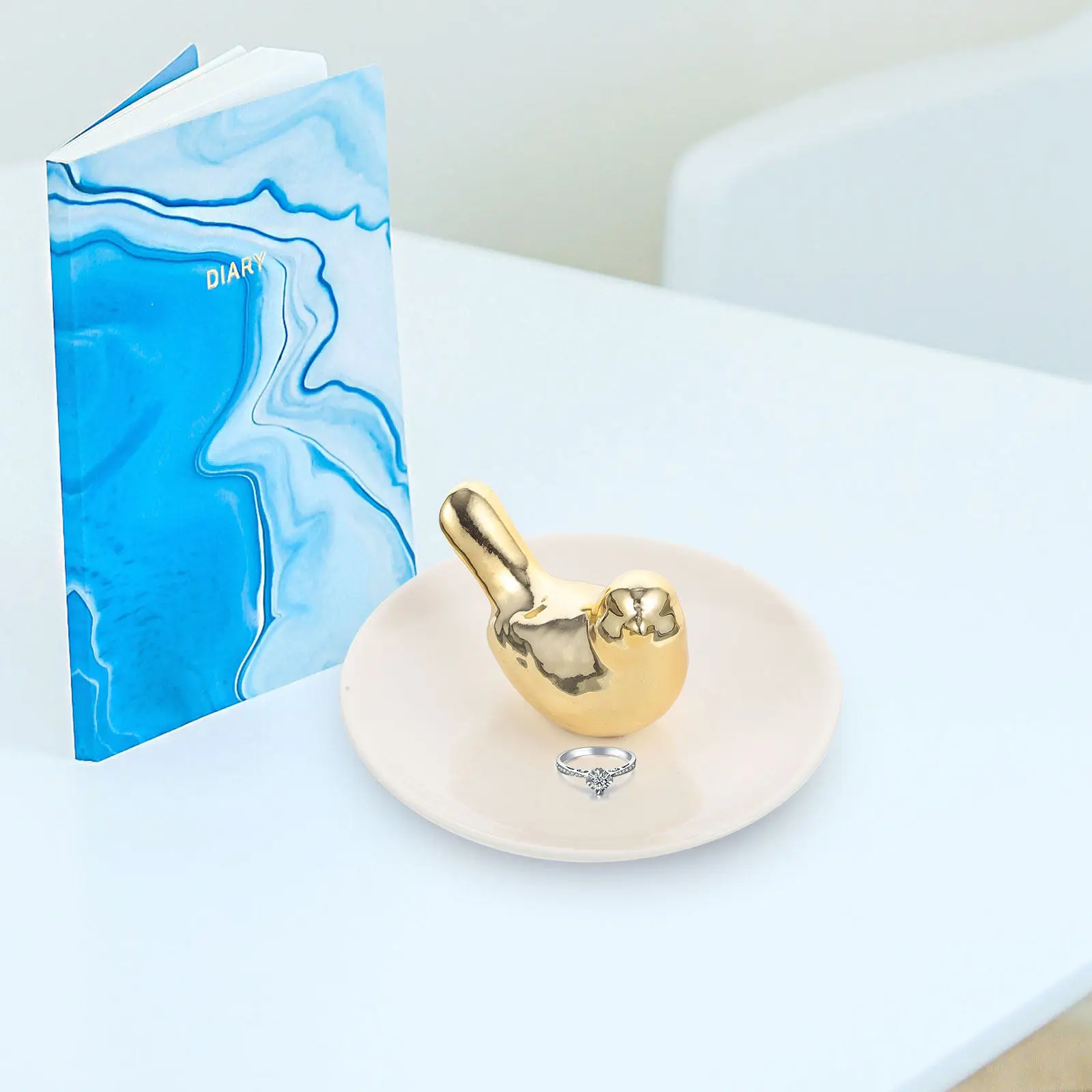 Элегантная керамическая тарелка в форме птицы для украшений, подставка для хранения мелочей, кольца, помады, ключей, косметики, декоративная настольная подставка
Элегантная керамическая тарелка в форме птицы для украшений, подставка для хранения мелочей, кольца, помады, ключей, косметики, декоративная настольная подставка