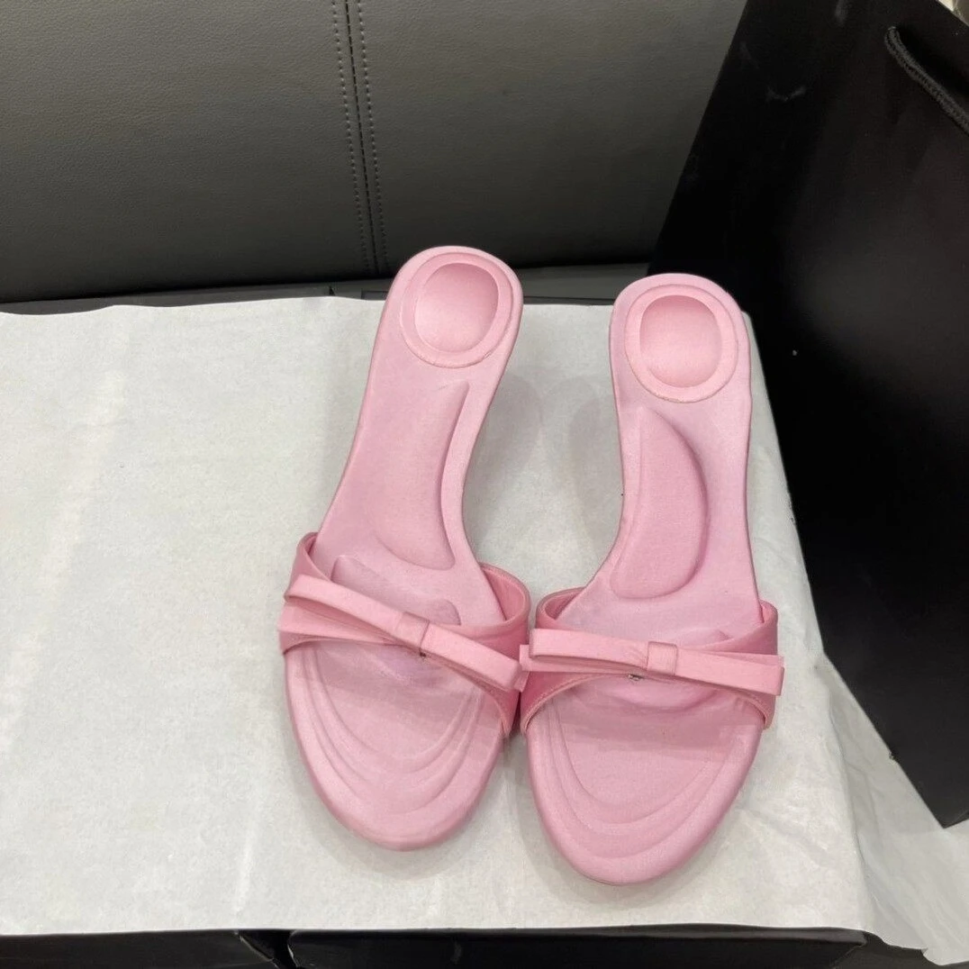 Summer Hot Selling Stiletto Sandals Versatile Outerwear Light Luxury Style Satin Bow Sandals Minimalist Style One-Strap Slippers
Summer Hot Selling Stiletto Sandals Versatile Outerwear Light Luxury Style Satin Bow Sandals Minimalist Style One-Strap Slippers