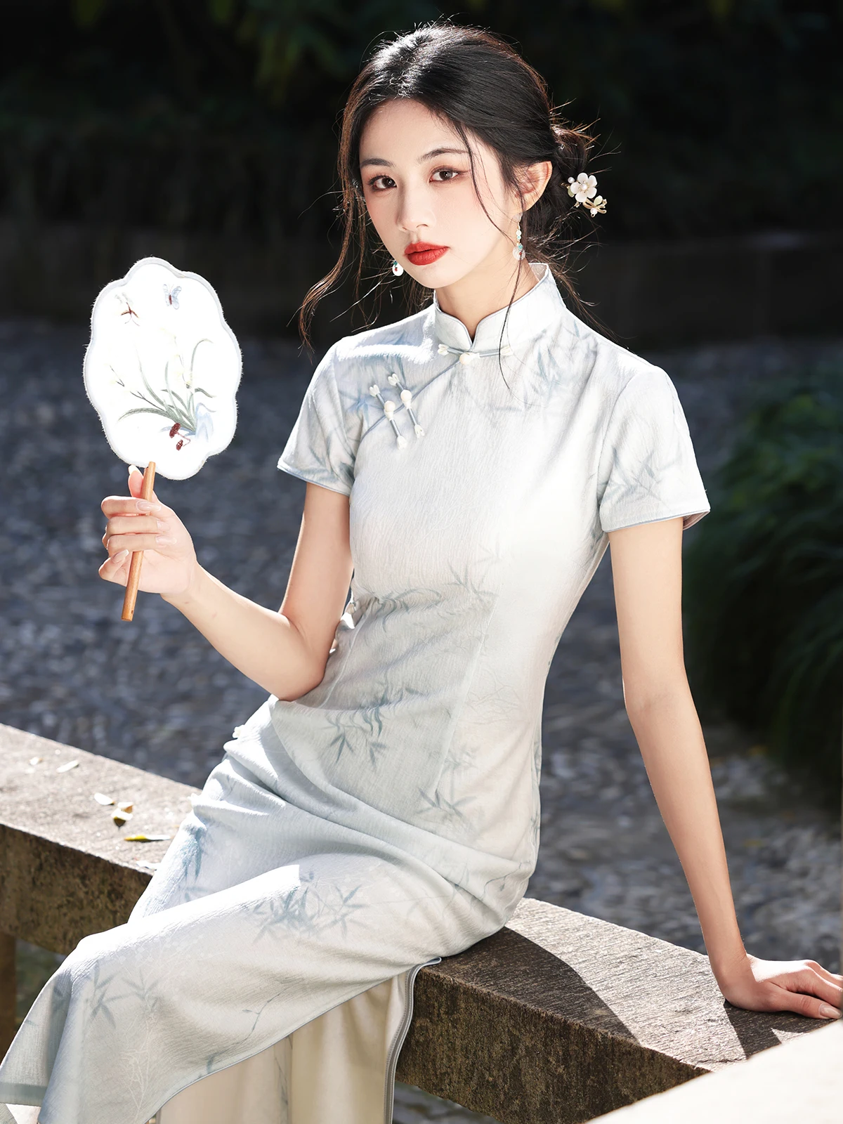 Элегантное женское ципао с длинным рукавом и асимметричным воротником, дышащее, летнее, 2025, для повседневной носки, из тонкого материала
Элегантное женское ципао с длинным рукавом и асимметричным воротником, дышащее, летнее, 2025, для повседневной носки, из тонкого материала