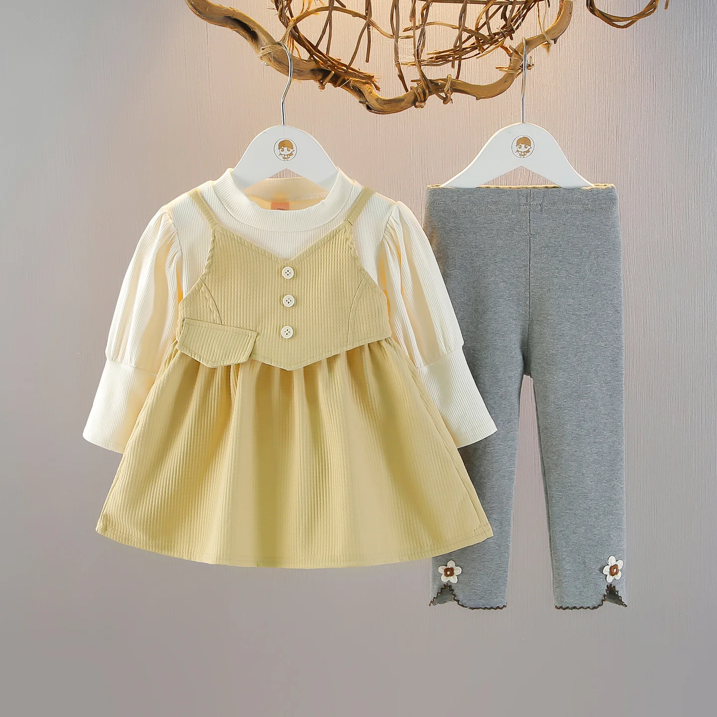 Осенний комплект одежды из 2 предметов для маленьких девочек, коллекция 2021 года, рубашка с пышными рукавами для маленьких девочек, повседневная рубашка с эластичной резинкой на талии для новорожденных девочек 
Осенний комплект одежды из 2 предметов для маленьких девочек, коллекция 2021 года, рубашка с пышными рукавами для маленьких девочек, повседневная рубашка с эластичной резинкой на талии для новорожденных девочек