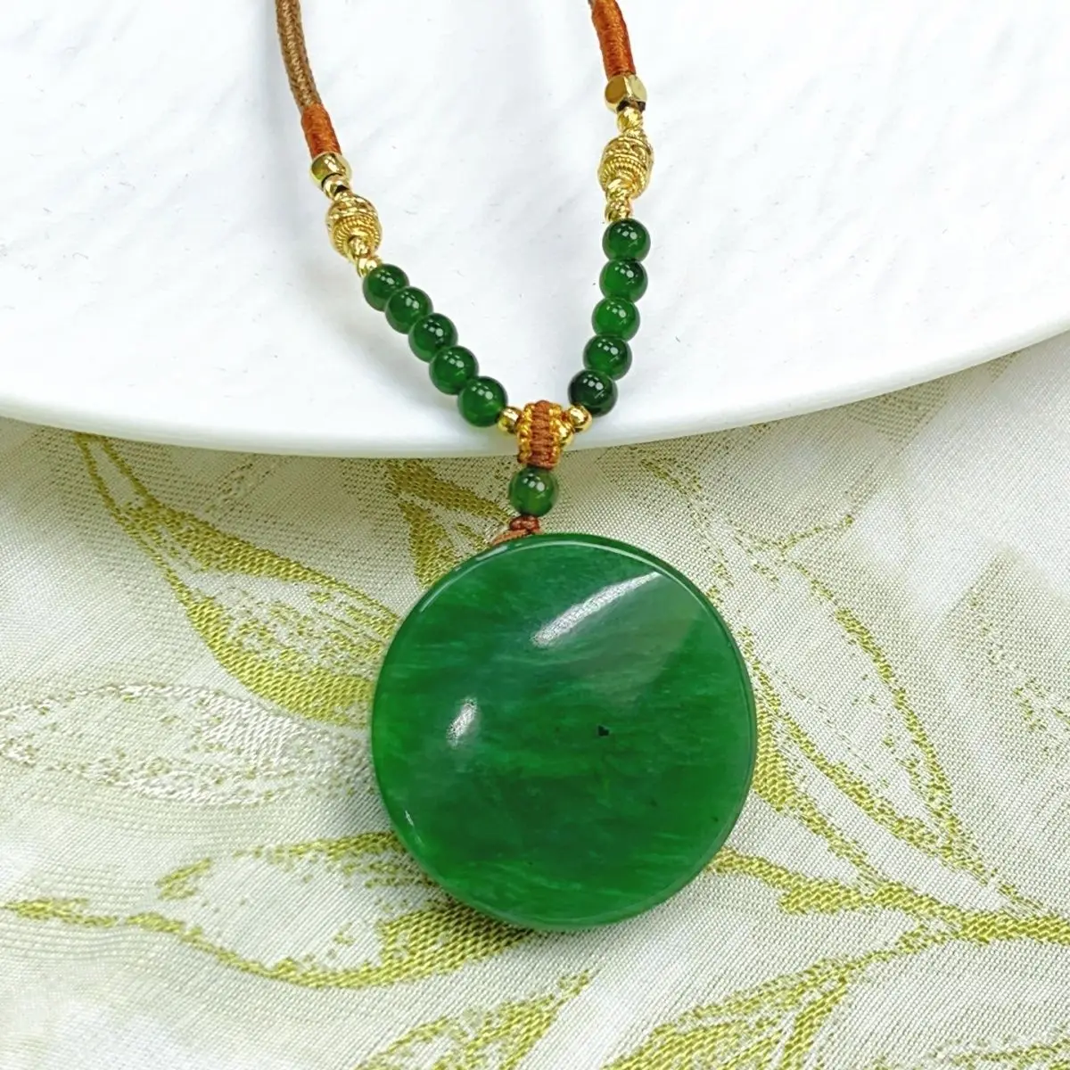 Pure natural Hetian jade jasper round brand pendant neck chain green necklace jade crystal retro temperament versatile women's m
Pure natural Hetian jade jasper round brand pendant neck chain green necklace jade crystal retro temperament versatile women's m