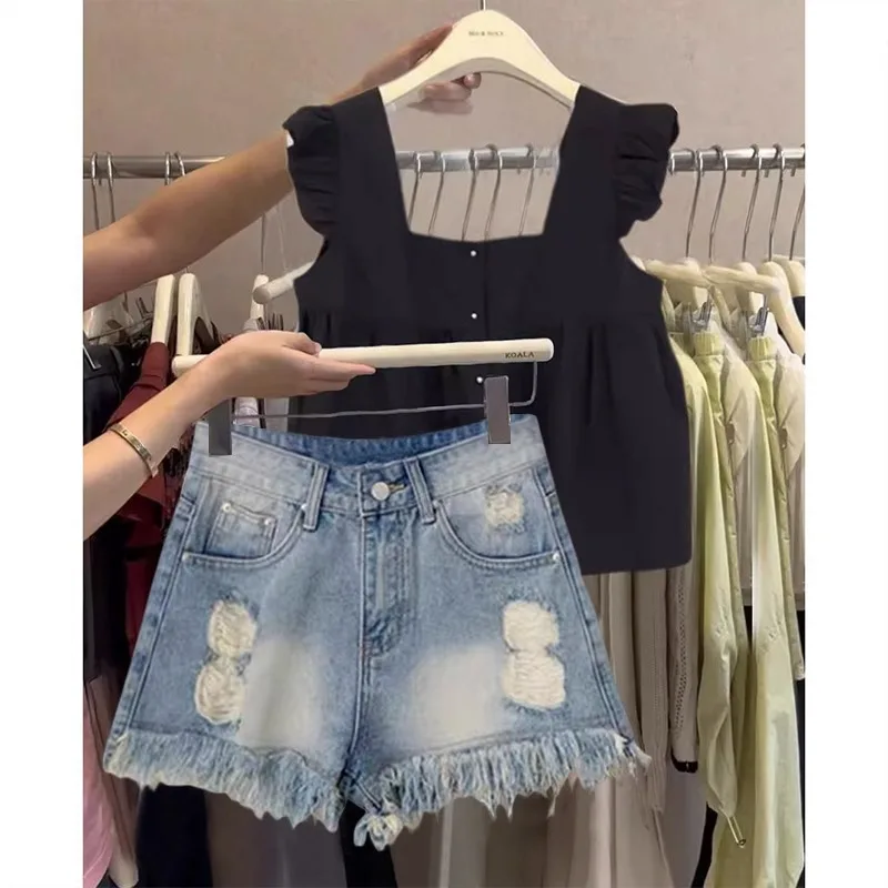 Летний модный женский комплект 2025: Новинка, элегантный облегающий костюм из джинсовой ткани с квадратным вырезом и рукавами-крылышками, состоящий из двух предметов
Летний модный женский комплект 2025: Новинка, элегантный облегающий костюм из джинсовой ткани с квадратным вырезом и рукавами-крылышками, состоящий из двух предметов