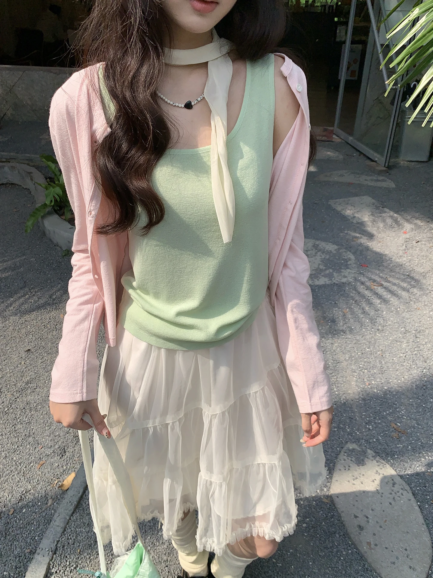 Женский вязаный жилет Hollyii в корейском стиле, свободный крой, мягкий и уютный, с длинным рукавом и U-образным вырезом, весна 2026, новинка, для многослойных образов
Женский вязаный жилет Hollyii в корейском стиле, свободный крой, мягкий и уютный, с длинным рукавом и U-образным вырезом, весна 2026, новинка, для многослойных образов