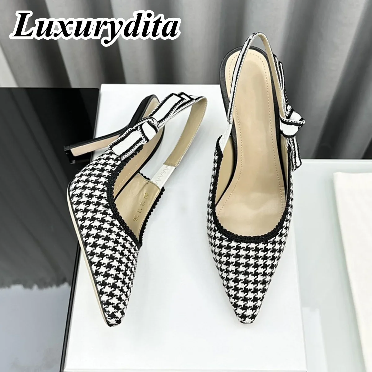 Top Quality Luxury Womens Sandal Casual Lace Flat Fashion Embroidered Muller Shoes Designer Silk Leather Soled High Heel
Top Quality Luxury Womens Sandal Casual Lace Flat Fashion Embroidered Muller Shoes Designer Silk Leather Soled High Heel