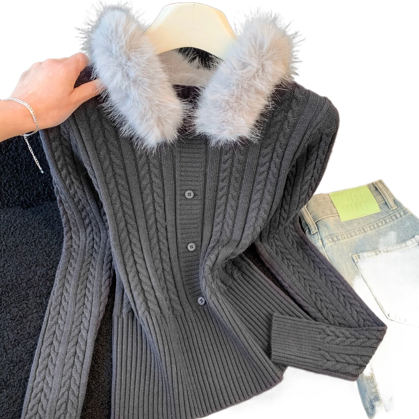 Temperament Fur Collar Waist Twist Sweater 2026 Autumn and Winter New High-end Slim-fitting Long-sleeved Knitted Top Trendy
Temperament Fur Collar Waist Twist Sweater 2026 Autumn and Winter New High-end Slim-fitting Long-sleeved Knitted Top Trendy
