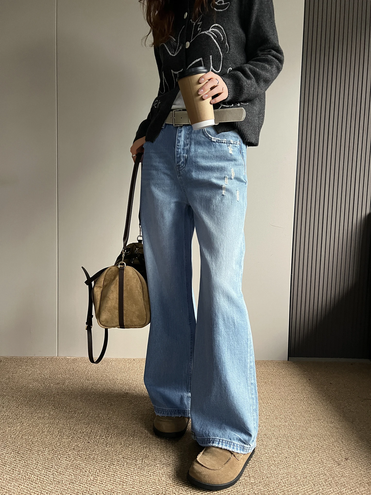 Женские джинсы с высокой талией и широкими штанинами, синие, весенняя новинка, с эффектом потертости, свободного кроя, длиной в пол, прямые, повседневные
Женские джинсы с высокой талией и широкими штанинами, синие, весенняя новинка, с эффектом потертости, свободного кроя, длиной в пол, прямые, повседневные