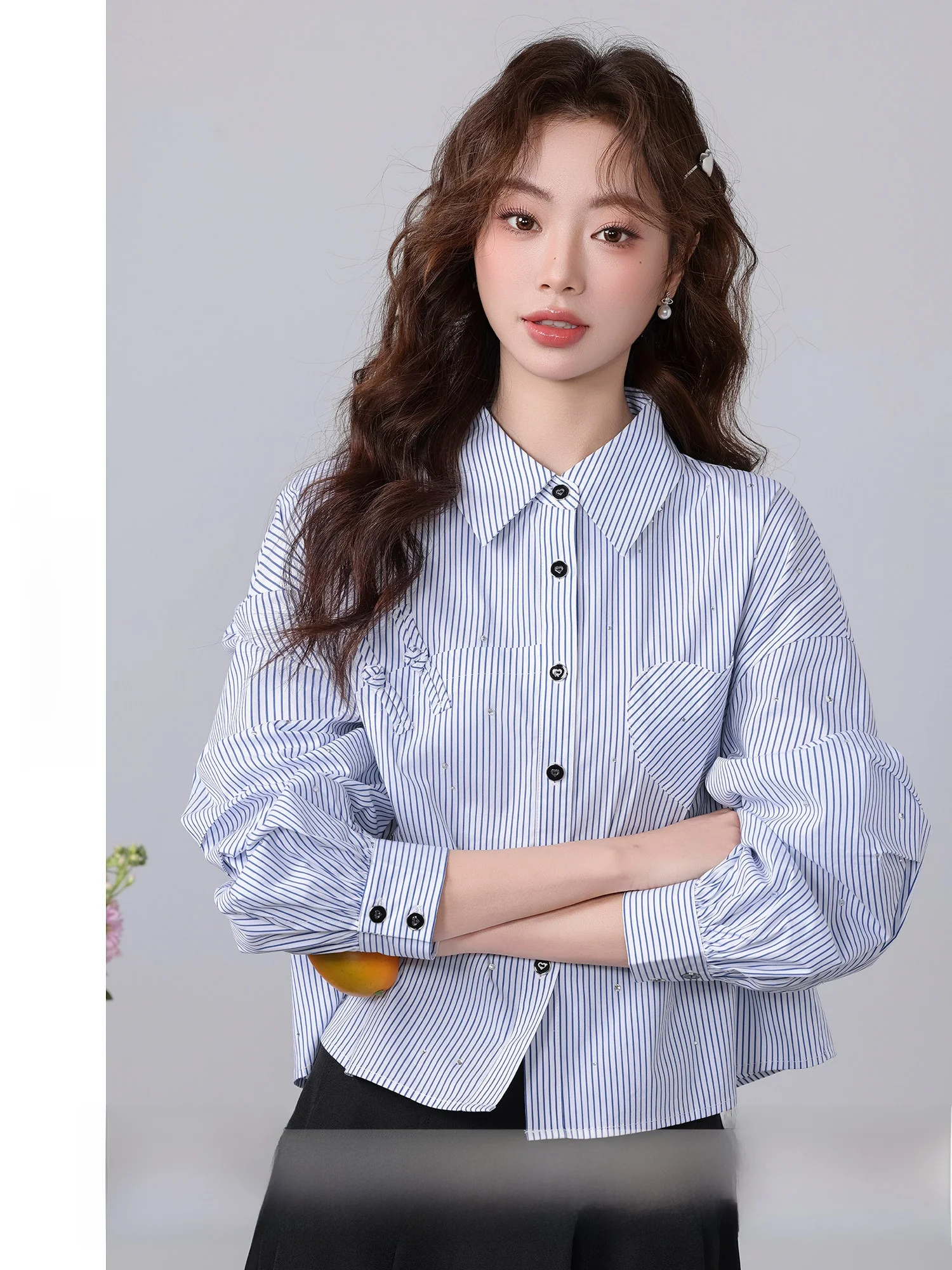 Синяя полосатая свободная женская рубашка с длинным рукавом и воротником, модная новинка весны 2025 года, серия Moonlight Sea Salt
Синяя полосатая свободная женская рубашка с длинным рукавом и воротником, модная новинка весны 2025 года, серия Moonlight Sea Salt