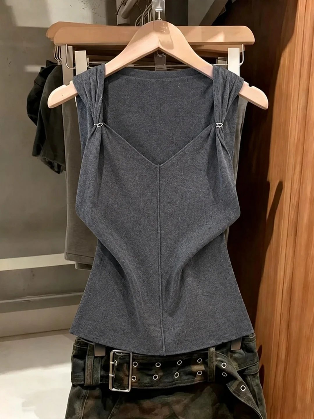 Sexy V-Neck Knot Strap Vest Top Women's Fashionable Versatile Summer Slimming Tank Top Flower Cardi Brand Straight Cut Size plus
Sexy V-Neck Knot Strap Vest Top Women's Fashionable Versatile Summer Slimming Tank Top Flower Cardi Brand Straight Cut Size plus
