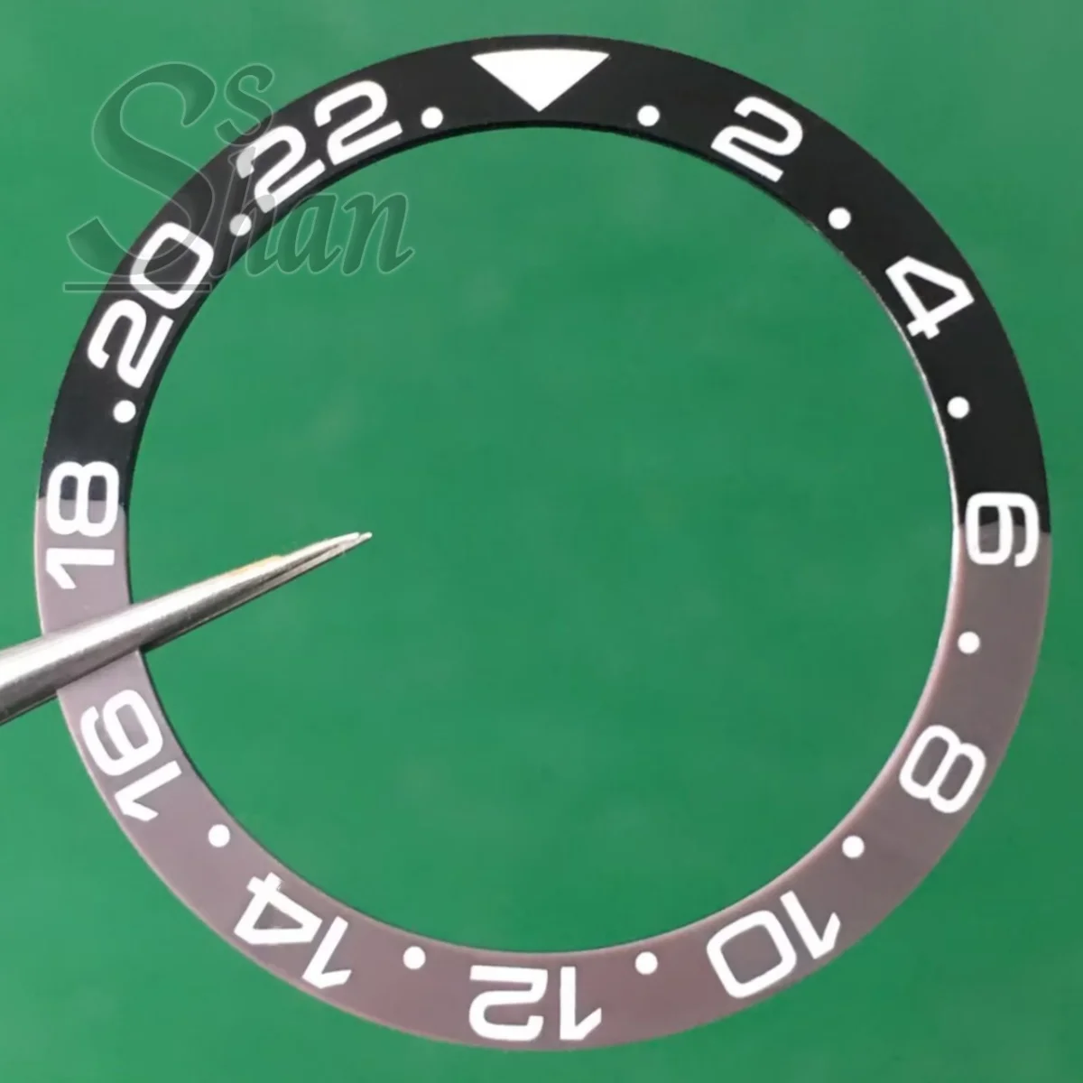 High-quality ceramic/aluminum alloy bezel is 35.4mm*29.2mm and a 38mm case can be inserted to modify the watch accessories
High-quality ceramic/aluminum alloy bezel is 35.4mm*29.2mm and a 38mm case can be inserted to modify the watch accessories