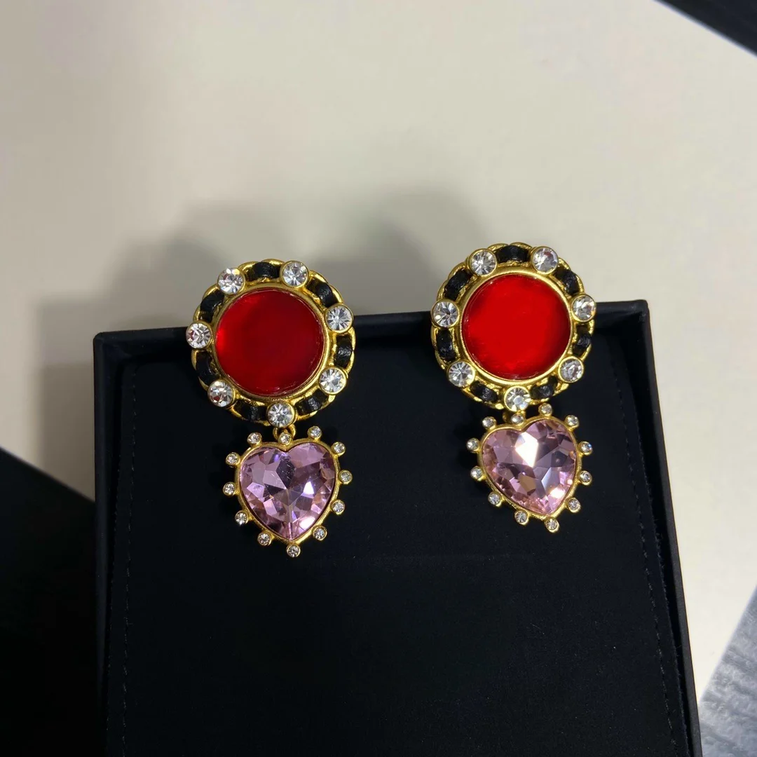 New European and American high quality retro style simple elegant glass earrings
New European and American high quality retro style simple elegant glass earrings