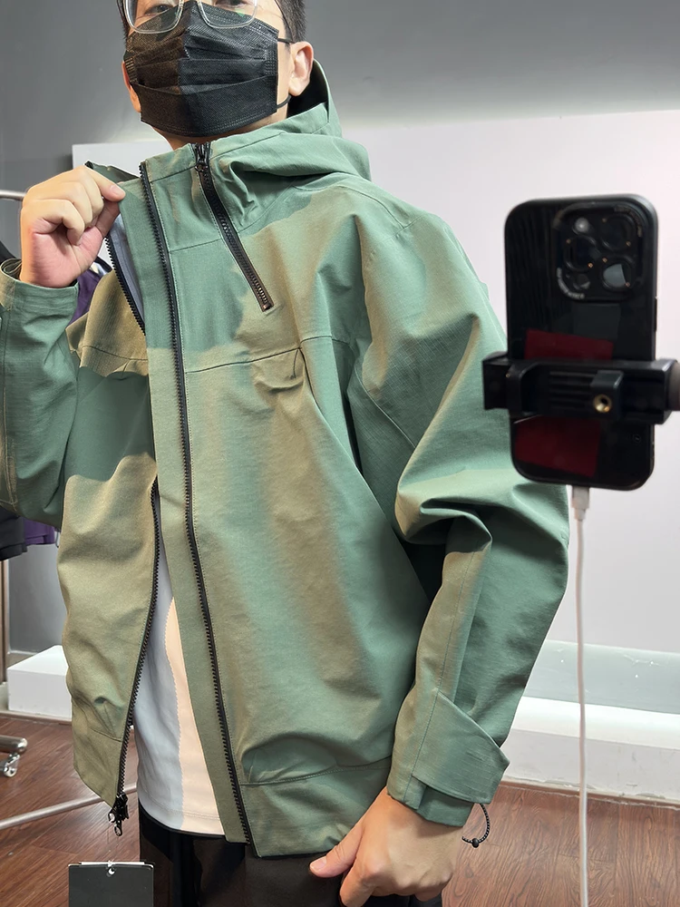 Мужская и женская ветрозащитная водонепроницаемая куртка с полной проклейкой швов, для активного отдыха, осенне-зимняя, спортивная, повседневная.
Мужская и женская ветрозащитная водонепроницаемая куртка с полной проклейкой швов, для активного отдыха, осенне-зимняя, спортивная, повседневная.