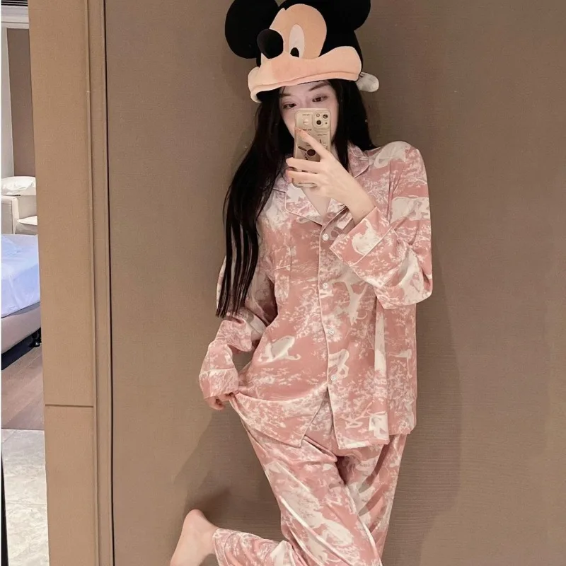 2023 Autumn New Ice Silk Women Pajama Lapel Button Cardigan Outfits for Women 2 Piece Set Fashion Printing Set Clothes for Women
2023 Autumn New Ice Silk Women Pajama Lapel Button Cardigan Outfits for Women 2 Piece Set Fashion Printing Set Clothes for Women