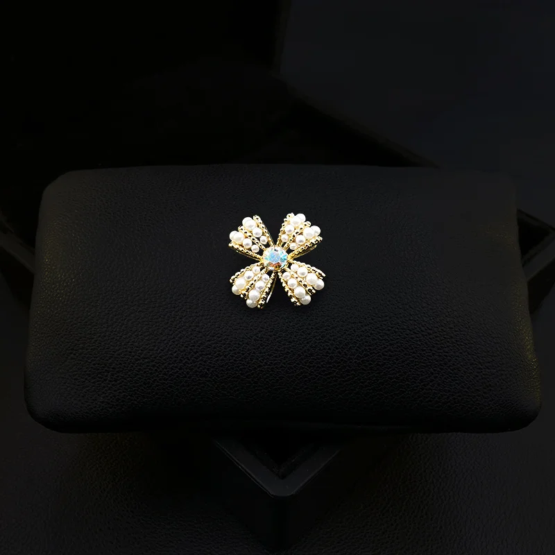 Exquisite Retro Clover Leaf Collar Pin High-Grade Flower Anti-Exposure Small Brooch Clasp Embellishment Fixed Buckle Jewelry 786
Exquisite Retro Clover Leaf Collar Pin High-Grade Flower Anti-Exposure Small Brooch Clasp Embellishment Fixed Buckle Jewelry 786
