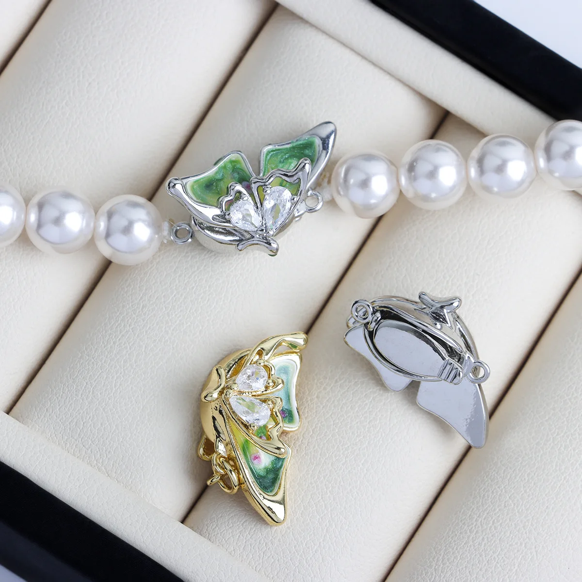 1 Zircon Dripping Oil Three-dimensional Butterfly Ingot Buckle Pearl Necklace Bracelet Connecting Buckle DIY Jewelry Accessories
1 Zircon Dripping Oil Three-dimensional Butterfly Ingot Buckle Pearl Necklace Bracelet Connecting Buckle DIY Jewelry Accessories