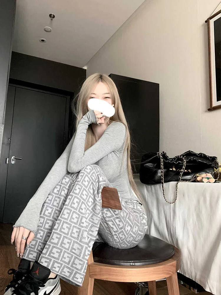 Весенние универсальные повседневные вязаные брюки с цветочным принтом, новинка 2025 года, женские, с высокой талией, эластичные, из дышащего полиэфирного волокна, зауженные к низу
Весенние универсальные повседневные вязаные брюки с цветочным принтом, новинка 2025 года, женские, с высокой талией, эластичные, из дышащего полиэфирного волокна, зауженные к низу