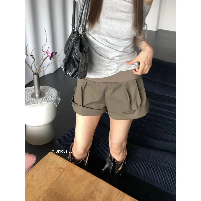 Korean Retro Pleated Loose Cargo Shorts Women 2026 Summer New Streetwear High Waist Solid Color Casual Shorts
Korean Retro Pleated Loose Cargo Shorts Women 2026 Summer New Streetwear High Waist Solid Color Casual Shorts