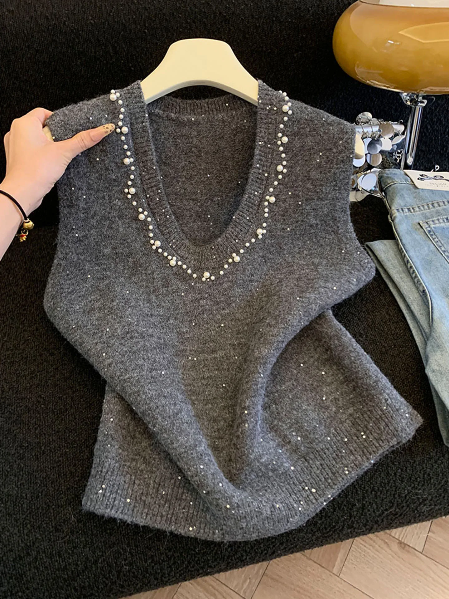 Emily Clud Sequin Detail Knitted Vest Svel Women's Faion Warmth V-Ne Winter 2025 Sle Layering Friendly
Emily Clud Sequin Detail Knitted Vest Svel Women's Faion Warmth V-Ne Winter 2025 Sle Layering Friendly