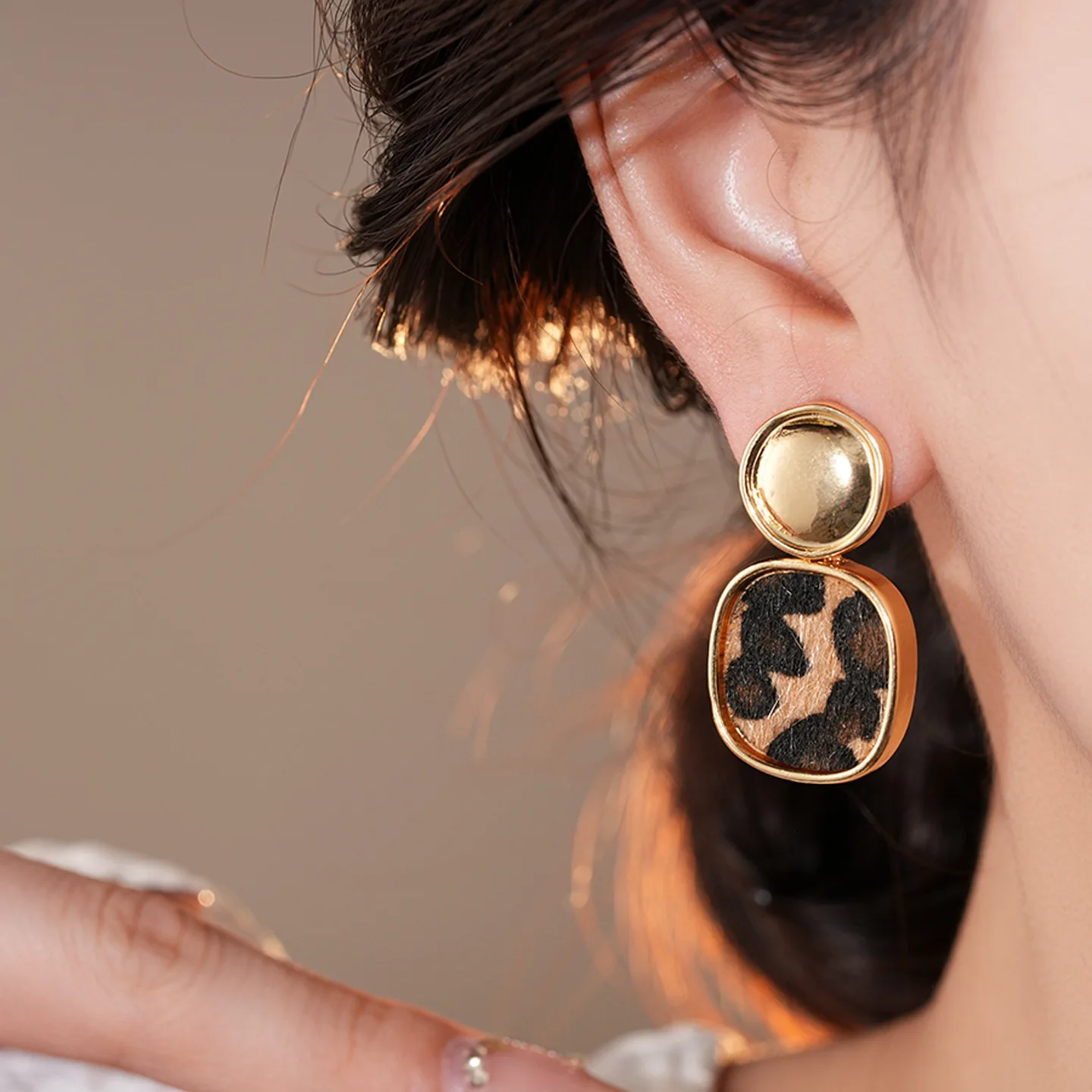 Autumn Winter Faux Animal Fur Leopard Print Geometric Earrings Silver Needle Fashion Personalized Temperament Earrings for Women
Autumn Winter Faux Animal Fur Leopard Print Geometric Earrings Silver Needle Fashion Personalized Temperament Earrings for Women