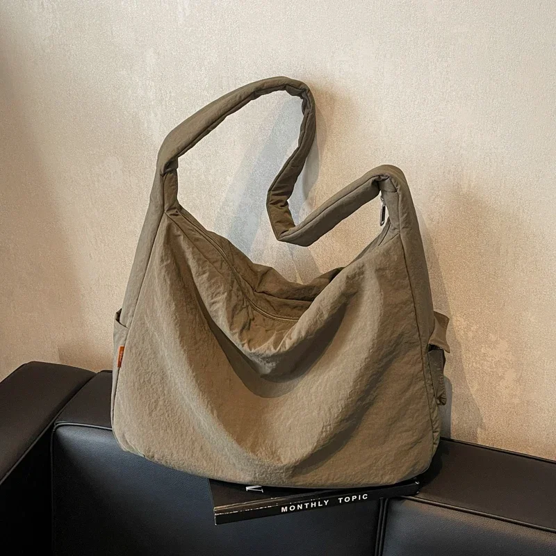 Single Shoulder Bag, Women's Large Capacity Fashionable New Style, Solid Color Versatile Student Crossbody Bag Сачмо.
Single Shoulder Bag, Women's Large Capacity Fashionable New Style, Solid Color Versatile Student Crossbody Bag Сачмо.