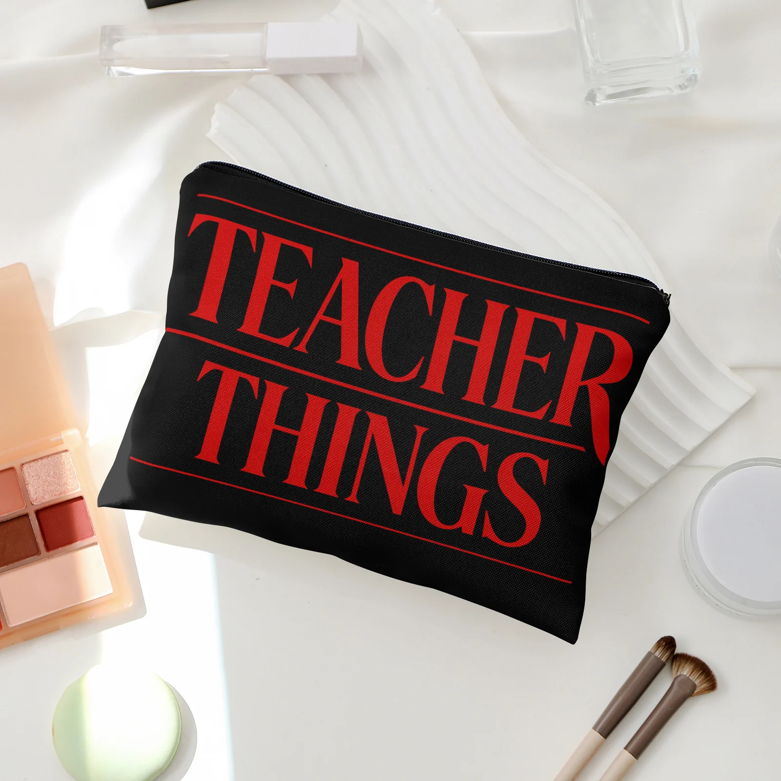 Сумка-органайзер "Teacher Things" с линовидным принтом, красно-черный текстовый принт, косметичка, двусторонняя печать, для туалетных принадлежностей, средств по уходу за кожей и организации хранения
Сумка-органайзер "Teacher Things" с линовидным принтом, красно-черный текстовый принт, косметичка, двусторонняя печать, для туалетных принадлежностей, средств по уходу за кожей и организации хранения