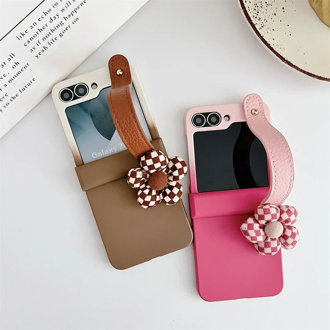 Korean Cute Gradient Brown Rose Lattice Flower Wrist Phone Case for Samsung Galaxy Z Flip6 Flip5 Z Flip3 Z Flip4 Zflip5 Cover
Korean Cute Gradient Brown Rose Lattice Flower Wrist Phone Case for Samsung Galaxy Z Flip6 Flip5 Z Flip3 Z Flip4 Zflip5 Cover