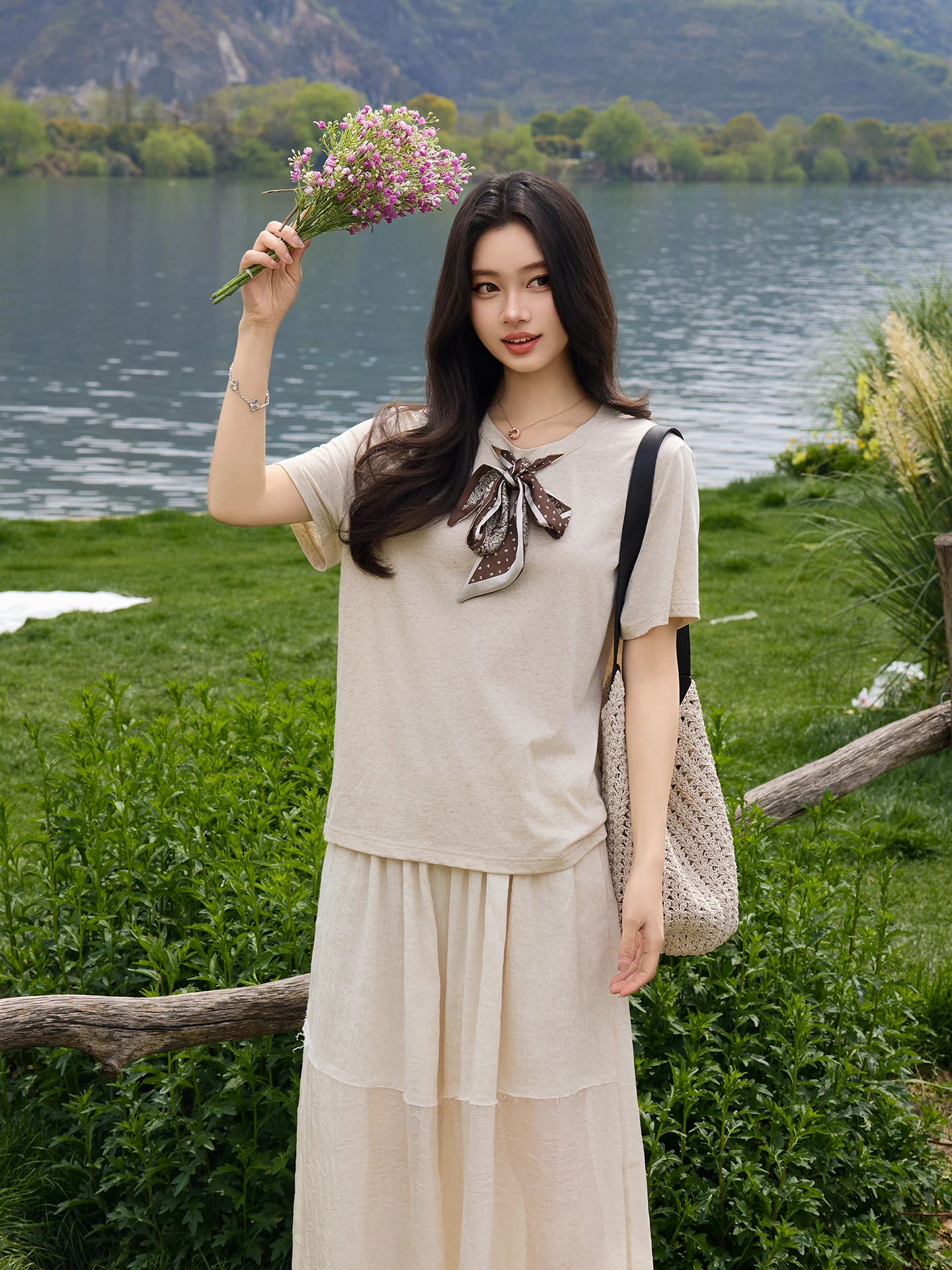 Lao Yang Family ME Silk Scarf T 2026 New Linen Breathable Slimming Fashion Casual Short Sleeve Women's T-shirt Spring Season
Lao Yang Family ME Silk Scarf T 2026 New Linen Breathable Slimming Fashion Casual Short Sleeve Women's T-shirt Spring Season