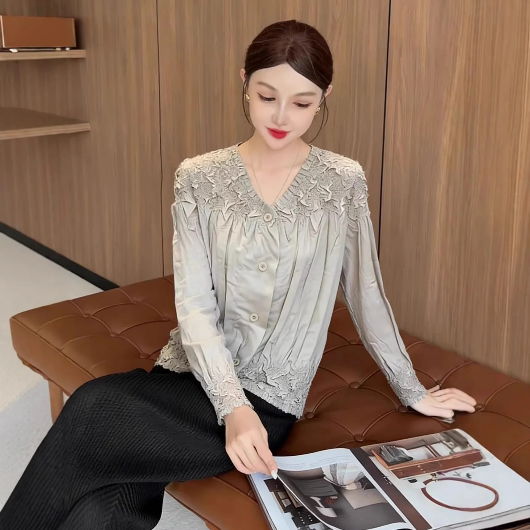 Miyake Pleated 2026 New Summer Handmade V-neck Placket Top Loose Casual Fashion Versatile Long-sleeved Outer Pleated Clothing
Miyake Pleated 2026 New Summer Handmade V-neck Placket Top Loose Casual Fashion Versatile Long-sleeved Outer Pleated Clothing