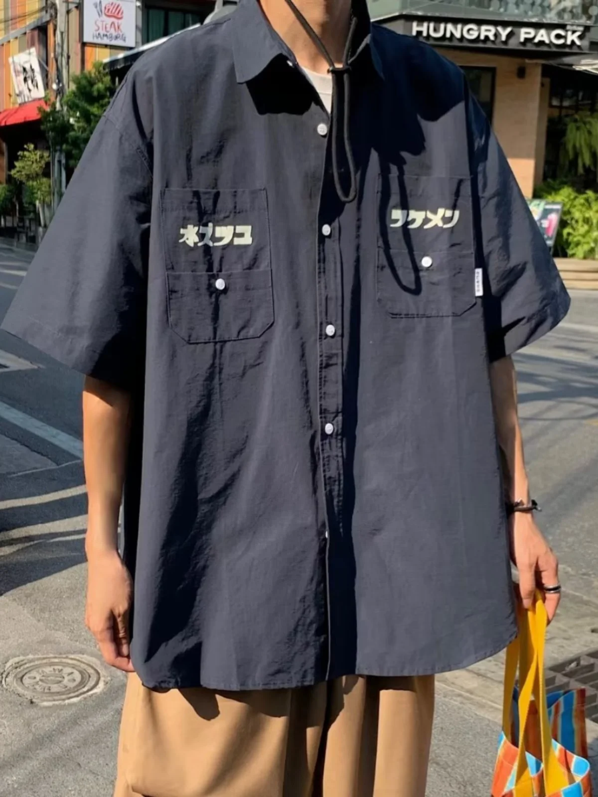 Повседневная мужская рубашка с коротким рукавом, летняя модная свободная рабочая куртка на пуговицах, молодежный тренд, цветная
Повседневная мужская рубашка с коротким рукавом, летняя модная свободная рабочая куртка на пуговицах, молодежный тренд, цветная