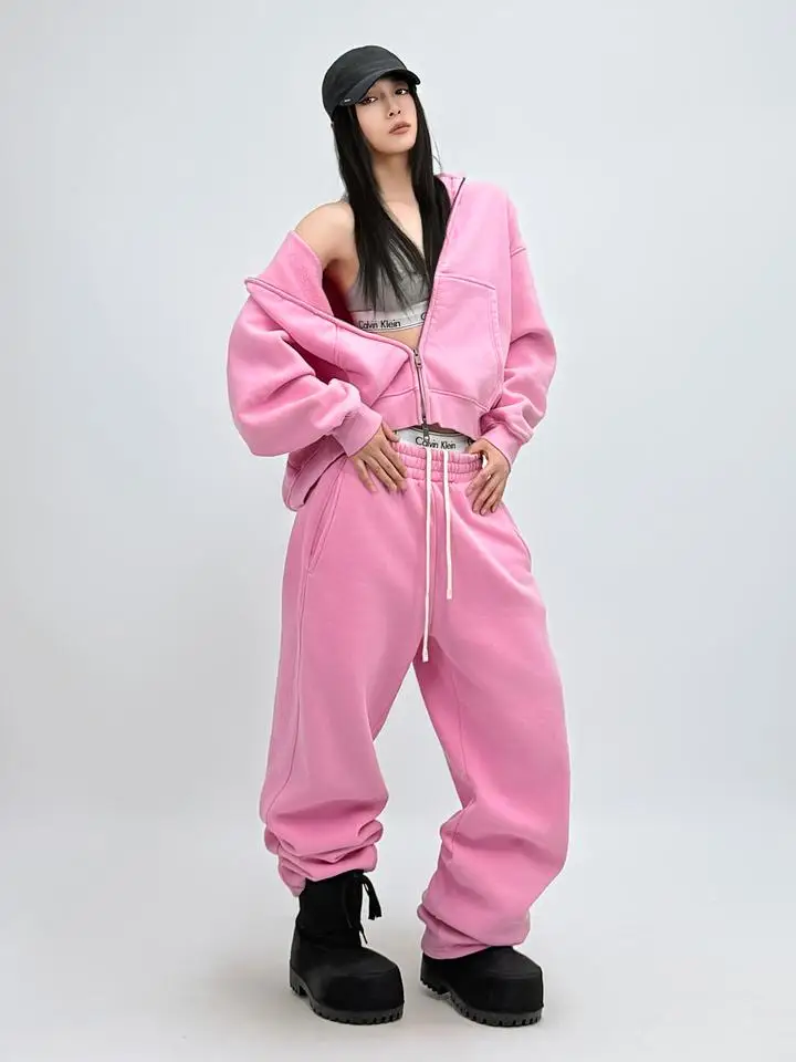Sun90 American Retro Zipper Hoodie Pants Set Women's Dopamine Pink Loose Fleece Sports Two-Piece Set Casual Winter Outfit
Sun90 American Retro Zipper Hoodie Pants Set Women's Dopamine Pink Loose Fleece Sports Two-Piece Set Casual Winter Outfit