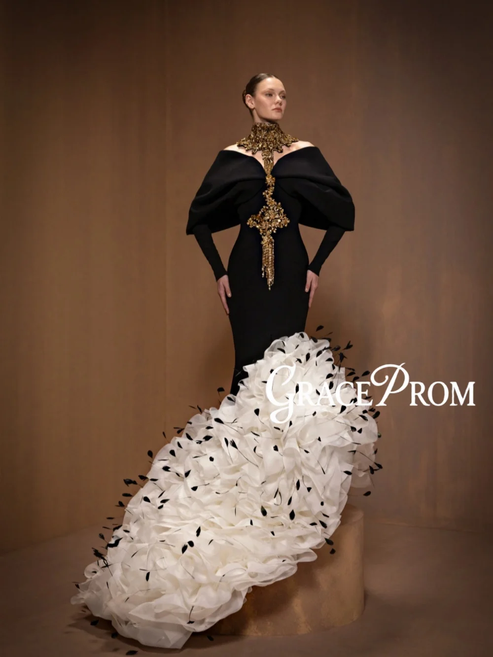Glamorous Golden Crystal Evening Dress Ruffled Feathers Long Sleeved Wedding Party Gowns Customized Exquisite Chic Banquet Gowns
Glamorous Golden Crystal Evening Dress Ruffled Feathers Long Sleeved Wedding Party Gowns Customized Exquisite Chic Banquet Gowns